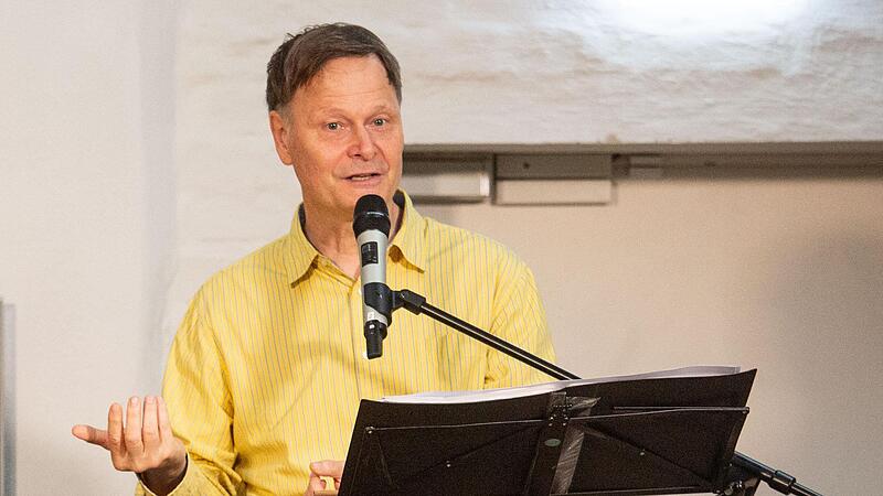 Mit Humor und Dialekt f&uuml;hrt  Rolf-Bernhard Essig durch einen Abend voller christlicher Sprichw&ouml;rter und fr&auml;nkischer Anekdoten.