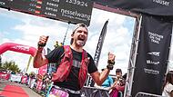 Emotionen pur beim Zieleinlauf nach einem &uuml;berragenden Gesamtergebnis: Sven Starklauf gewann souver&auml;n seine Altersklasse.