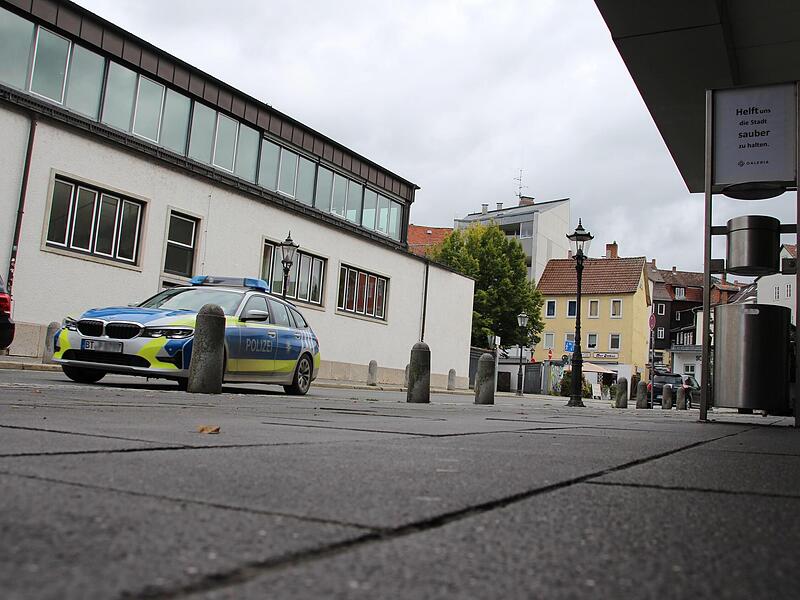 Die Badergasse in Coburg: Am Abend des 16. September 2022 müssen sich hier in der Badergasse schreckliche Szenen abgespielt haben. Die Badergasse in Coburg: Am Abend des 16. September 2022 müssen sich hier in der Badergasse schreckliche Szenen abgespielt haben.