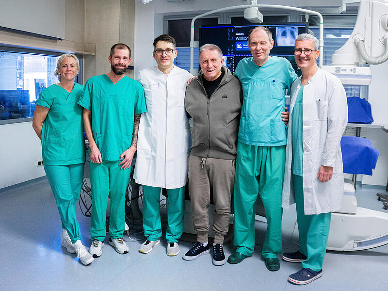 Bezirkstagspr&auml;sident Henry Schramm (Mitte) mit seinen behandelnden &Auml;rzten Dr. Andreas Brugger (rechts daneben) und Darius Daktariunas (links daneben) sowie dem leitenden Oberarzt Constantin Matschke (rechts au&szlig;en) und Julia Backer sowie Sebastian H&uuml;mmer (von links) aus dem Team des Herzkatheterlabor des Klinikums Kulmbach.