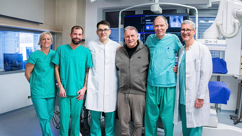 Bezirkstagspr&auml;sident Henry Schramm (Mitte) mit seinen behandelnden &Auml;rzten Dr. Andreas Brugger (rechts daneben) und Darius Daktariunas (links daneben) sowie dem leitenden Oberarzt Constantin Matschke (rechts au&szlig;en) und Julia Backer sowie Sebastian H&uuml;mmer (von links) aus dem Team des Herzkatheterlabor des Klinikums Kulmbach.