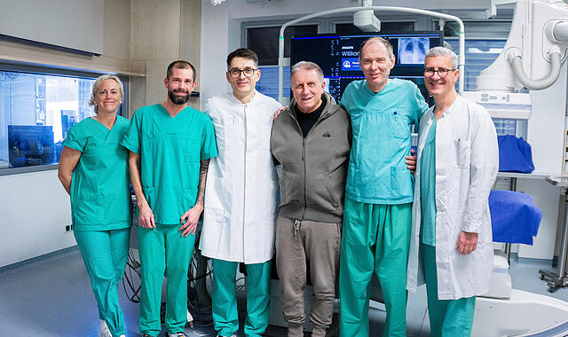 Bezirkstagspr&auml;sident Henry Schramm (Mitte) mit seinen behandelnden &Auml;rzten Dr. Andreas Brugger (rechts daneben) und Darius Daktariunas (links daneben) sowie dem leitenden Oberarzt Constantin Matschke (rechts au&szlig;en) und Julia Backer sowie Sebastian H&uuml;mmer (von links) aus dem Team des Herzkatheterlabor des Klinikums Kulmbach.
