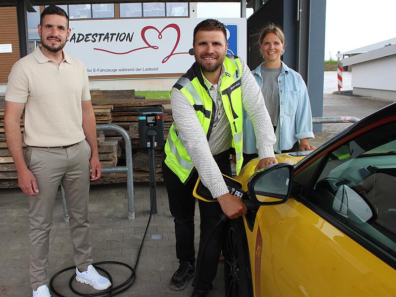 Erste E-Ladestation in Schondra im Gewebegebiet Märzgrund: Die Firma Möbel und Raum bietet eine öffentliche Ladestelle an der Herzi Alm an. Erste E-Ladestation in Schondra im Gewebegebiet Märzgrund: Die Firma Möbel und Raum bietet eine öffentliche Ladestelle an der Herzi Alm an.