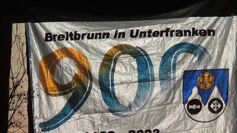 Das Banner „900 Jahre Breitbrunn“ wird das ganze Jahr über wehen.