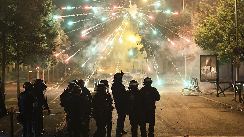 Die Polizei steht inmitten von explodieren Feuerwerksk&ouml;rpern bei&nbsp;Ausschreitungen im Pariser Vorort Nanterre. Zwei Tage nach dem t&ouml;dlichen Schuss eines Polizisten auf einen Jugendlichen bei einer Verkehrskontrolle bei Paris ist es erneut zu Krawall...