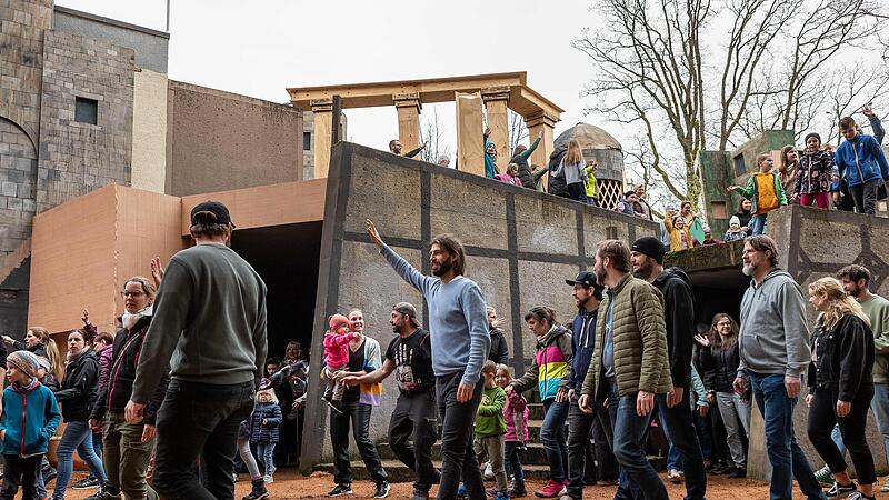 Der neue Jesus-Darsteller Tobias Garbe (Mitte) bei der Szene &bdquo;Einzug in Jerusalem&ldquo;.