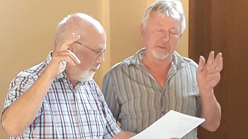 Klaus Keller (rechts) wurde als neuer 2. Bürgermeister vereidigt, links Bürgermeister August Weingart.