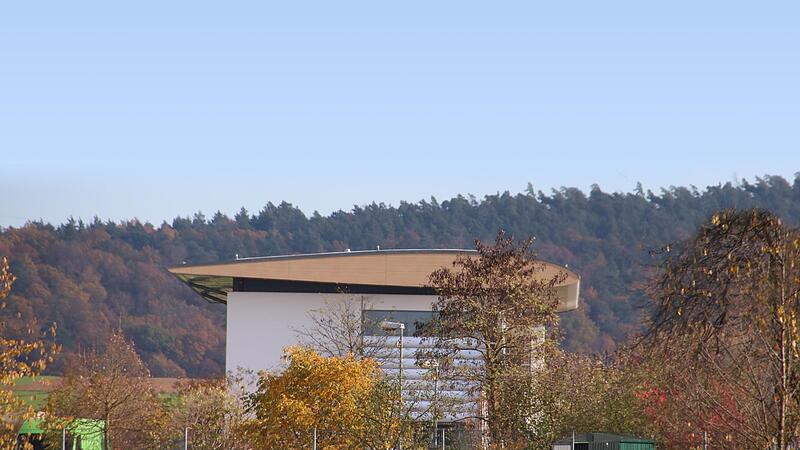 Das leerstehende Caf&eacute; am Ortsrand von Unterneuses