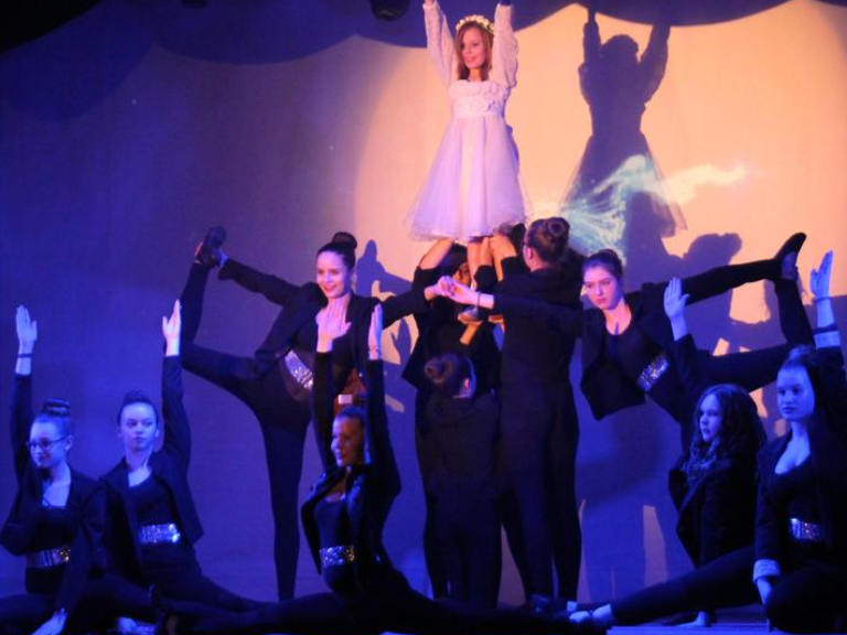 Die Rhythm Dancers aus Egloffstein spielen in der Teufelshöhle.Jahrmarkt in Forchheim 3. März 2024