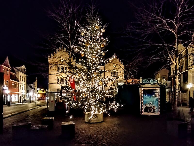 Der Albertsplatz hat nun doch einen Weihnachtsbaum.
