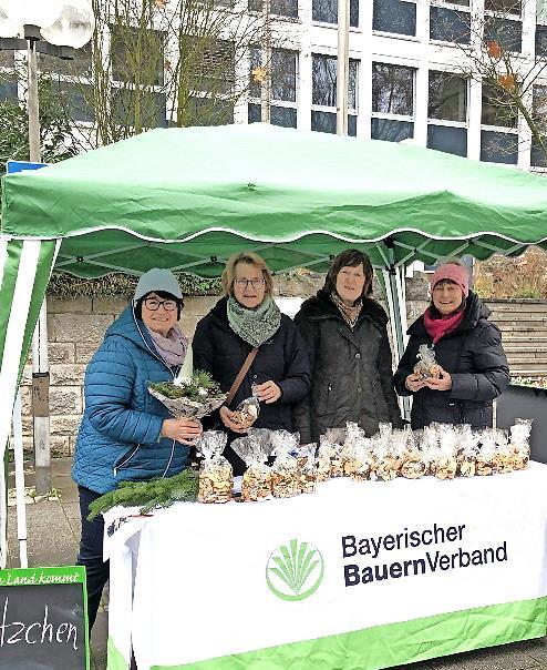Die Nachfrage von Plätzchen für einen guten Zweck von den Landfrauen war groß. Von links: stellvertretende Kreisbäuerin Helene Greubel, Sigrid Kleinhenz, Jutta Schneider und Kreisbäuerin Edeltraud Häusler. Die Nachfrage von Plätzchen für einen guten Zweck von den Landfrauen war groß. Von links: stellvertretende Kreisbäuerin Helene Greubel, Sigrid Kleinhenz, Jutta Schneider und Kreisbäuerin Edeltraud Häusler.