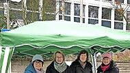 Die Nachfrage von Plätzchen für einen guten Zweck von den Landfrauen war groß. Von links: stellvertretende Kreisbäuerin Helene Greubel, Sigrid Kleinhenz, Jutta Schneider und Kreisbäuerin Edeltraud Häusler. Die Nachfrage von Plätzchen für einen guten Zweck von den Landfrauen war groß. Von links: stellvertretende Kreisbäuerin Helene Greubel, Sigrid Kleinhenz, Jutta Schneider und Kreisbäuerin Edeltraud Häusler.