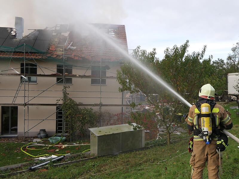 Wegen der extremen Einsturzgefahr konnte die Feuerwehr nur von außen löschen.