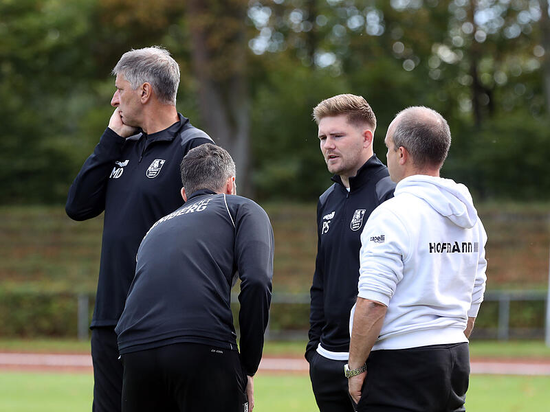 Drei Spiele in Folge blieb der FC Eintracht Bamberg sieglos. F&uuml;r Patrick Sulewski (Mitte) und sein Trainerteam ist die Punkteausbeute aber weniger das Problem.