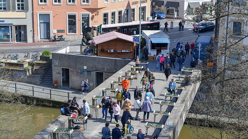 Aufbau Biergarten auf der Unteren Br&uuml;cke