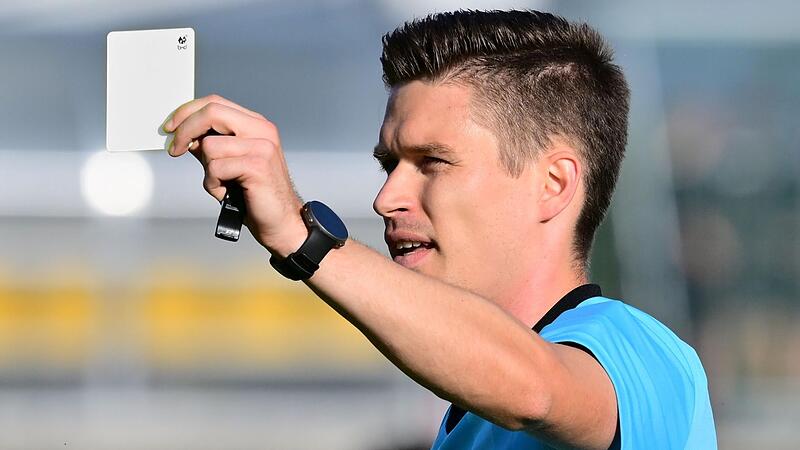 Schiedsrichter Patrick Hanslbauer hatte beim Testspiel zwischen Drittliga-Aufsteiger SpVgg Bayreuth und dem FC Lokomotive Leipzig keine Weiße Karte dabei, die haben wir ihm grafisch untergejubelt.