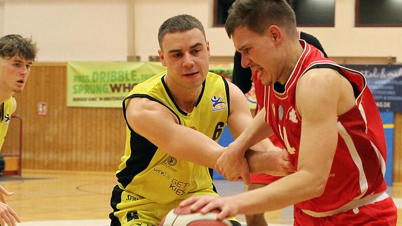 Die beiden Dippold-Br&uuml;der Timo (links/TSV Breiteng&uuml;&szlig;bach) und Christoph (TTL) beharken sich im Nachbarderby.