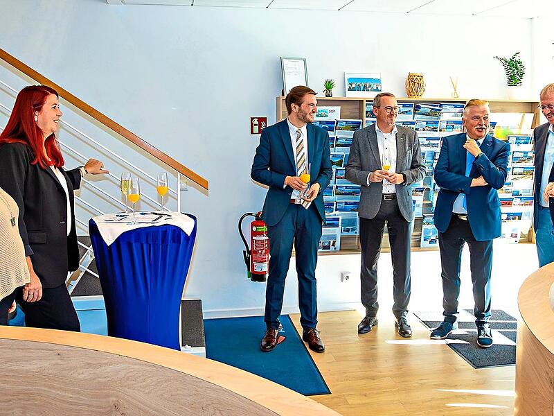 Jubil&auml;umsfeier: Im Bild (von links) Melanie und Kristin Schaffranek, Landrat Jonas Gleich, IHK-Hauptgesch&auml;ftsf&uuml;hrer Wolfram Brehm, der fr&uuml;here Landrat Klaus S&ouml;llner, Stefan Schaffranek und OB Ralf Hartnack.Monika Limmer