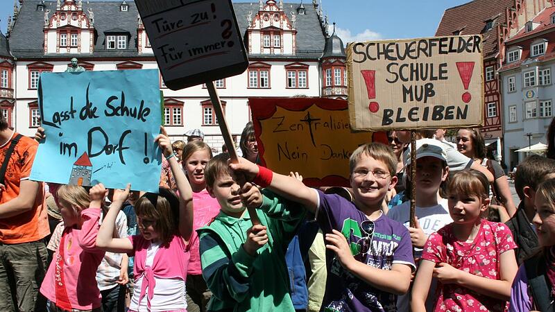 Im Mai 2011 demonstrierten die Kinder und Eltern der Coburger „Dorfschulen“ für deren Erhalt. Im Mai 2011 demonstrierten die Kinder und Eltern der Coburger „Dorfschulen“ für deren Erhalt.
