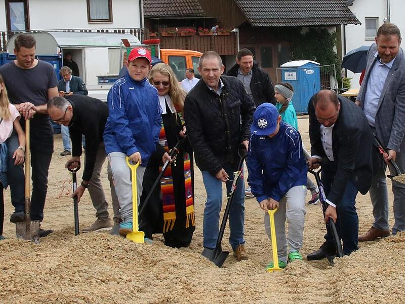 Zahlreiche Persönlichkeiten aus dem öffentlichen Leben nahmen  symbolisch den  ersten Spatenstich für den Bau der neuen Kindertagesstätte in Scherneck vor.