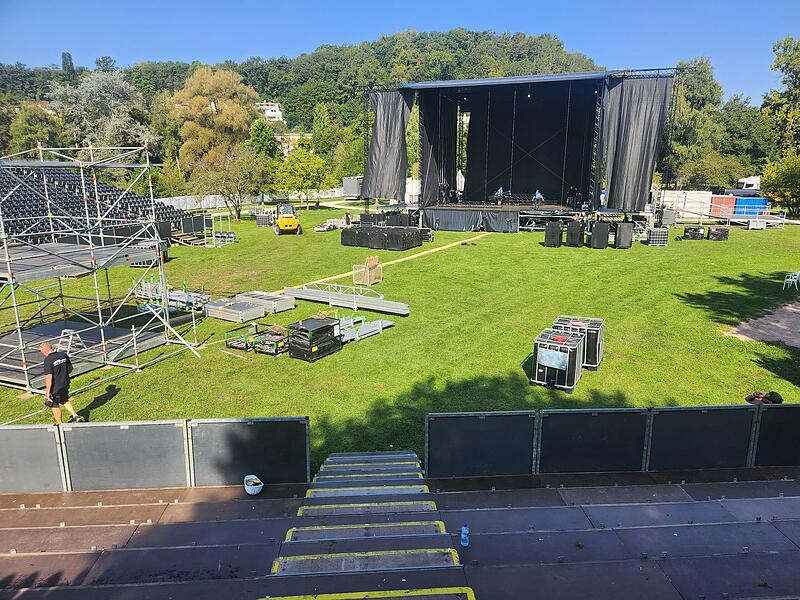 Das Gel&auml;nde auf den Saalewiesen bietet sich an f&uuml;r Open air-Konzerte in dieser Gr&ouml;&szlig;e.