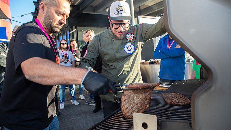 Praktisch: Wer wollte, durfte unter fachkundiger Anleitung von Tobias Krause (rechts) beim Grill-Workshop selbst Hand anlegen.