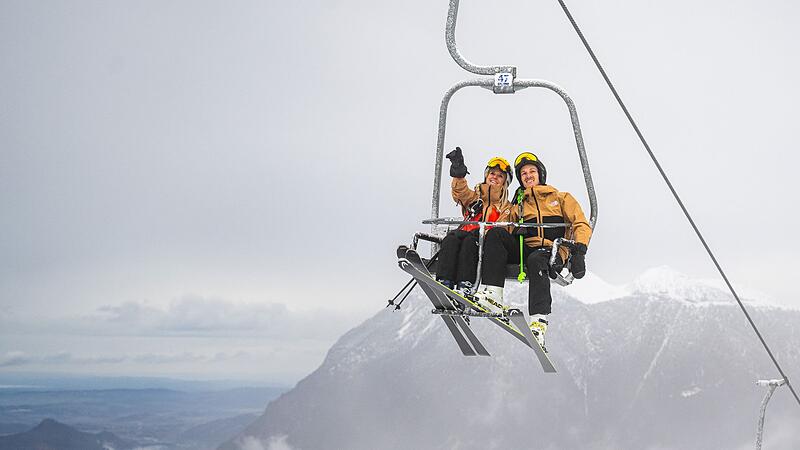 Skifahrer im Sessellift