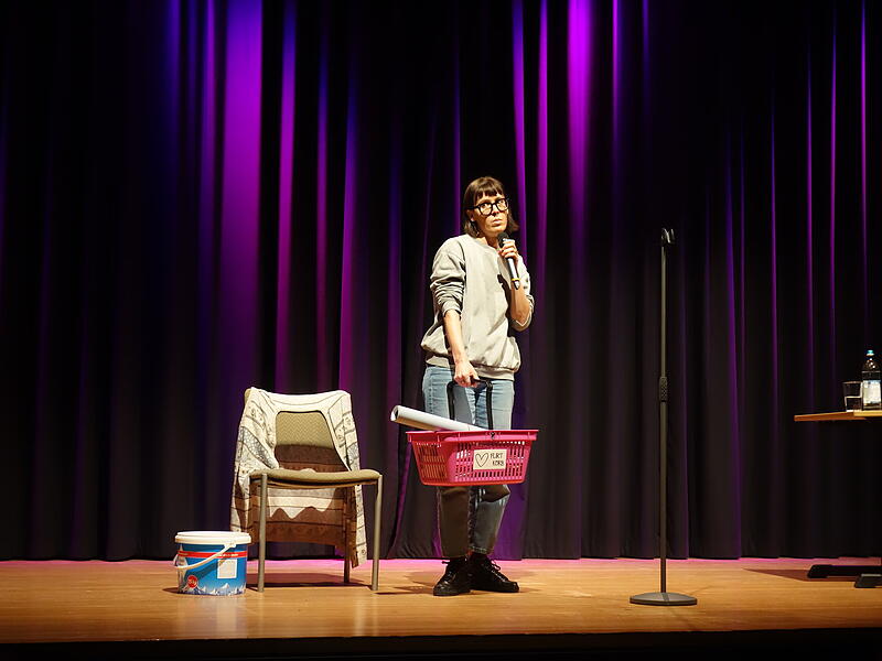Die Oberpf&auml;lzer Kabarettistin Eva Karl Faltermeier entfaltet ihre Pointen am liebsten in lakonischen Nebens&auml;tzen.