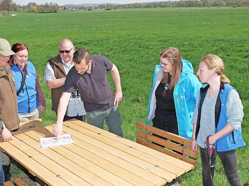 Ortstermin im Itzgrund (von links): Frank Rei&szlig;enweber, Hans-Karl Schleicher, Marlene Klisa (LBV), J&ouml;rg Fischer, Phillip Wagenknecht, Karla Wittkowski (Untere Naturschutzbeh&ouml;rde) und Kerstin Cramer schauen sich Fl&auml;chen bei Gro&szlig;heirath an.