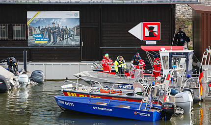 Im Ernstfall ist Teamarbeit gefragt: Am Main-Donau-Kanal in Bamberg &uuml;bten Feuerwehr, Technisches Hilfswerk, Wasserwacht, Deutsche Lebens-Rettungs-Gesellschaft und Wasserschutzpolizei f&uuml;r den Ernstfall.
