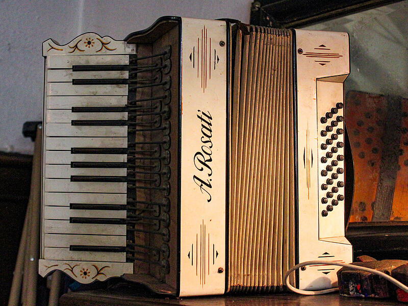 Auch ein Akkordeon wartet darauf, bespielt zu werden. Von mutigen Gästen oder erfahrenen Musikern, die regelmäßig Konzerte  in der Galerie geben.