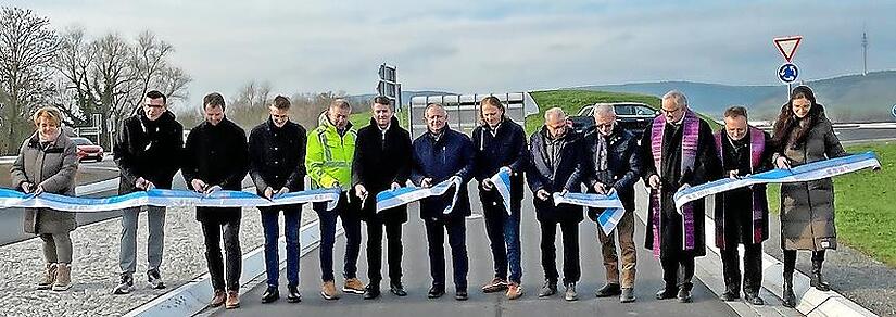 Der Kreisverkehr bei Langendorf wurde nun auch offiziell eingeweiht (von links): stellv. Landr&auml;tin Brigitte Meyerdierks, Hammelburgs B&uuml;rgermeister Armin Warmuth, Stefan Wei&szlig;kopf-Zunft (Autobahn GmbH Au&szlig;enstelle W&uuml;rzburg), Andreas Hecke ( Staatlic...