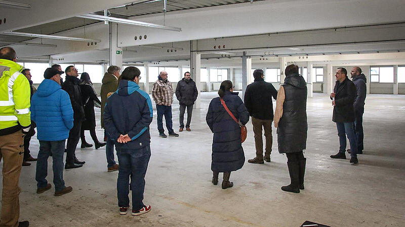 Ortsbesichtigung in der ehemaligen Produktionshalle in Untersiemau: 100 Schlafpl&auml;tze f&uuml;r Gefl&uuml;chtete sollen hier entstehen.