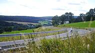 Die mäandernden Kurven laden förmlich zu einer Motorradtour ein. Doch manch einer geht es hier leider etwas zu schwungvoll an.
