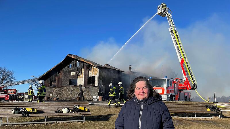 Sandbergs Bürgermeisterin Sonja Reubelt zeigt sich am Tag nach dem Brand der Kissinger Hütte noch schockiert angesichts des Feuers. Sie hofft, dass das Ausflugsziel wieder aufgebaut werden kann. Sandbergs Bürgermeisterin Sonja Reubelt zeigt sich am Tag nach dem Brand der Kissinger Hütte noch schockiert angesichts des Feuers. Sie hofft, dass das Ausflugsziel wieder aufgebaut werden kann.