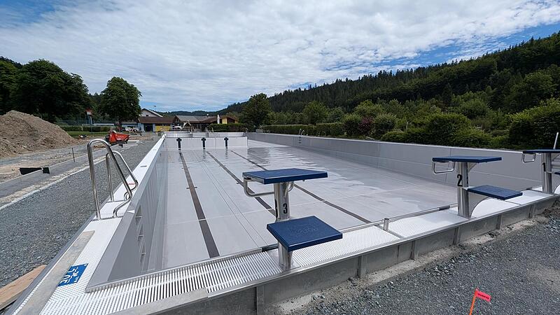 Bereits fertig ist das neue Becken des Wallenfelser Freibades. Aktuell laufen die Arbeiten an den Au&szlig;enanlagen.