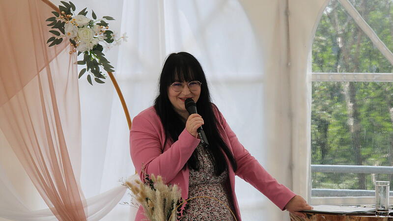 Trau- und Trauerrednerin Anke Hempfling w&auml;hrend einer Rede an einer Hochzeit