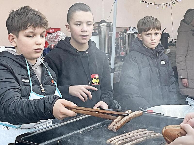 Die Ramsthaler Jugend grillt f&uuml;r die Besucher.