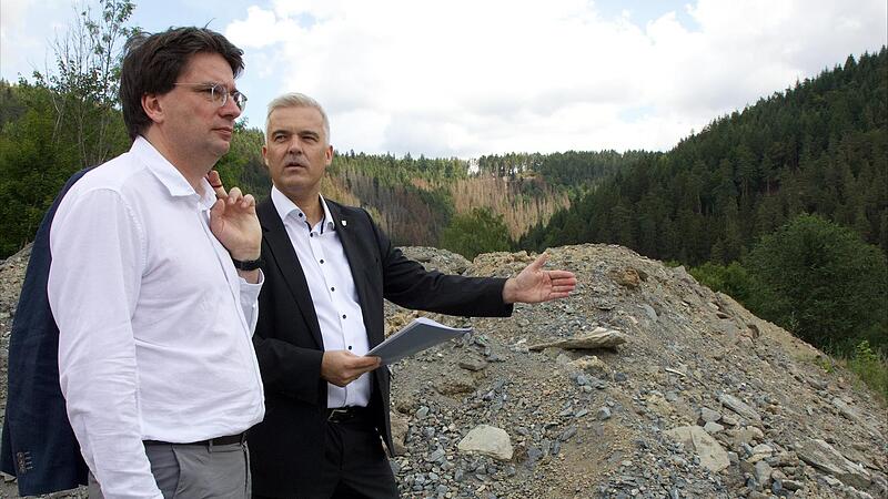 Bürgermeister Timo Ehrhardt (rechts) führte Florian von Brunn durch Ludwigsstadt. Bürgermeister Timo Ehrhardt (rechts) führte Florian von Brunn durch Ludwigsstadt.