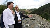 Bürgermeister Timo Ehrhardt (rechts) führte Florian von Brunn durch Ludwigsstadt. Bürgermeister Timo Ehrhardt (rechts) führte Florian von Brunn durch Ludwigsstadt.