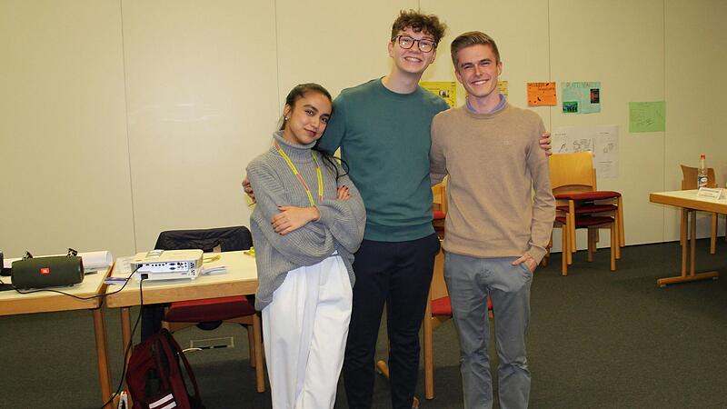 Das Foto zeigt (von links) Mina Ashrafi, die letztjährige stellvertretende Bezirksschülersprecherin, zusammen mit dem neu gewählten Bezirksschülersprecher Joschua Rippel vom LSH und Heinrich Ritter, dem letztjährigen Landesschülersprecher.