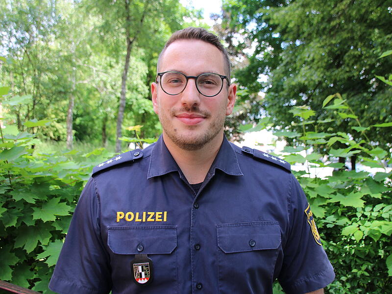 Polizeipressesprecher der PI Coburg, Jonas Krug. Polizist vor Gebäude