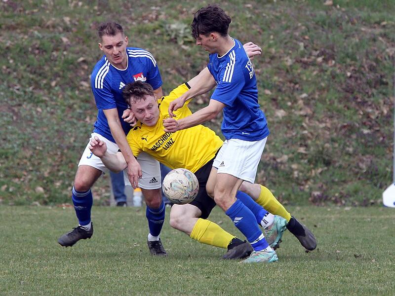 Der Breitengüßbacher Fabian Bergmann wird von den Burgebrachern Bastian Bogensperger (links)  und Jakob Fröhling (rechts) gefoult. Nach der Winterpause läuft er für den FC Lichtenfels auf.