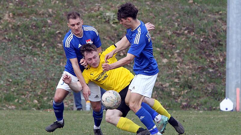 Der Breiteng&uuml;&szlig;bacher Fabian Bergmann wird von den Burgebrachern Bastian Bogensperger (links)  und Jakob Fr&ouml;hling (rechts) gefoult. Nach der Winterpause l&auml;uft er f&uuml;r den FC Lichtenfels auf.