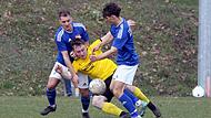 Der Breitengüßbacher Fabian Bergmann wird von den Burgebrachern Bastian Bogensperger (links)  und Jakob Fröhling (rechts) gefoult. Nach der Winterpause läuft er für den FC Lichtenfels auf.