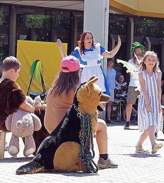 Allerlei magische Wesen bev&ouml;lkerten das Sommerfest.