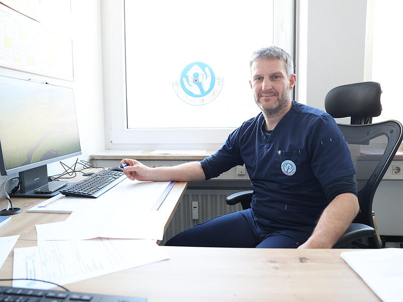 In der Praxis ist Ronald Beyerlein auf alles vorbereitet: Er hat einen Frauenarztstuhl f&uuml;r Wunden im Intimbereich und eine Schwerlastliege.