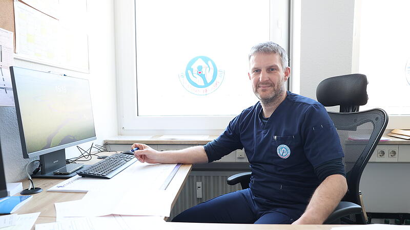 In der Praxis ist Ronald Beyerlein auf alles vorbereitet: Er hat einen Frauenarztstuhl f&uuml;r Wunden im Intimbereich und eine Schwerlastliege.