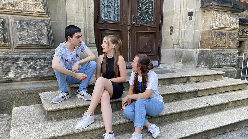 Die Neuntklässler Hewad, Lucy und Anna können es nicht fassen, wie ihre Schule in der Öffentlichkeit dargestellt wird. Sie fürchten, dass sich ihre Mitschüler jetzt noch mehr als Versager fühlen. Die Neuntklässler Hewad, Lucy und Anna können es nicht fassen, wie ihre Schule in der Öffentlichkeit dargestellt wird. Sie fürchten, dass sich ihre Mitschüler jetzt noch mehr als Versager fühlen.