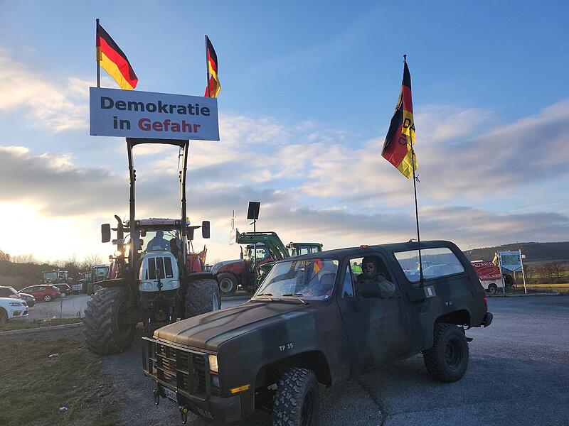 In Burglauer haben ungef&auml;hr 40 Trecker und Laster gemeinsam protestiert.